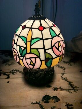 Tiffany Stained Glass Floral Table Lamp with Dragonfly Base, Multicolor.